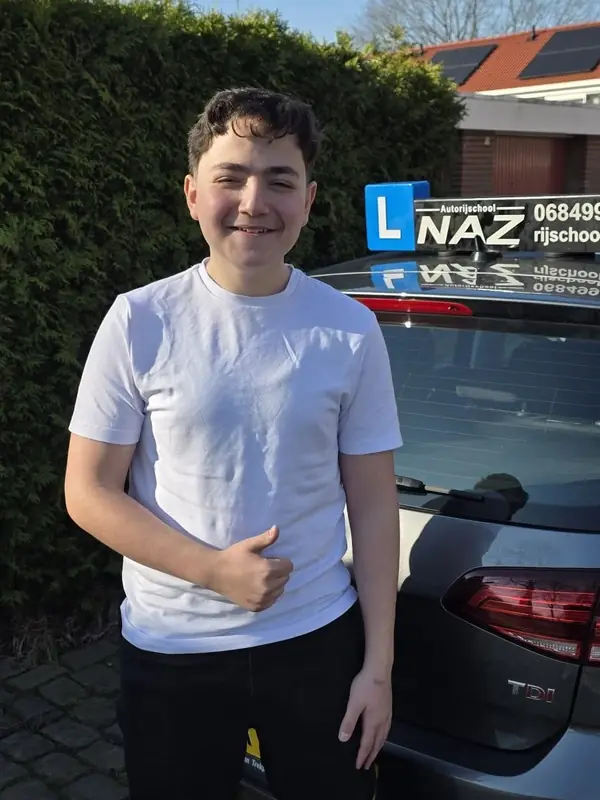 Geslaagde leerling bij de lesauto van NAZ