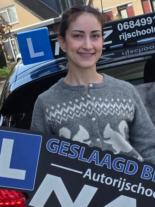 Geslaagde leerling van Autorijschool NAZ bij de lesauto
