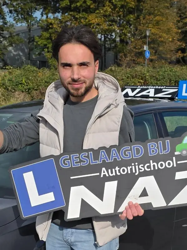 Geslaagde leerling van Autorijschool NAZ bij de lesauto