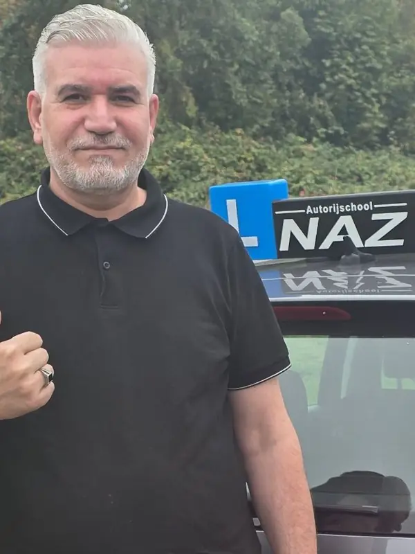 Geslaagde leerling van Autorijschool NAZ bij de lesauto