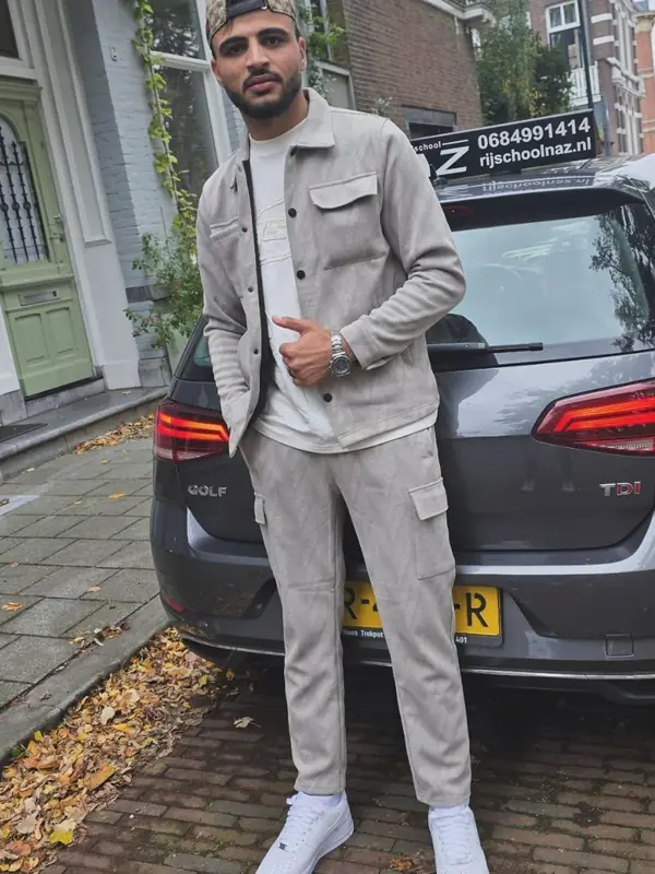 Geslaagde leerling van Autorijschool NAZ bij de lesauto