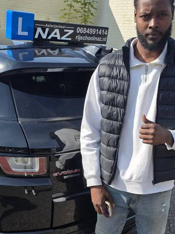 Geslaagde leerling van Autorijschool NAZ bij de lesauto