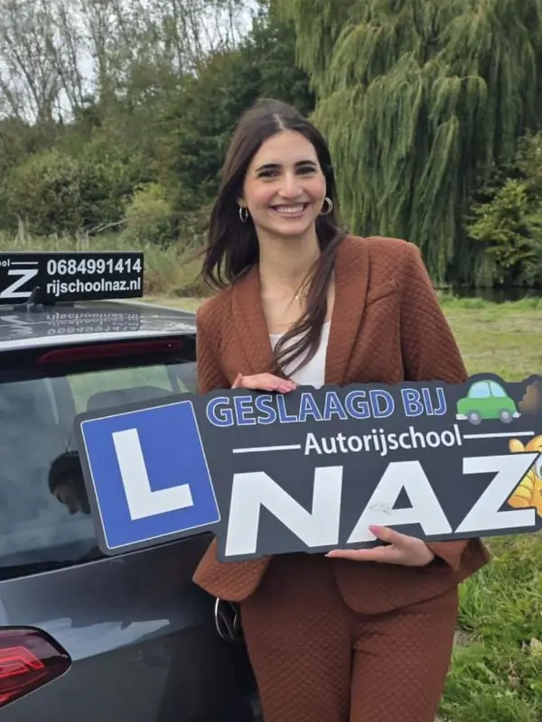 Geslaagde leerling van Autorijschool NAZ bij de lesauto