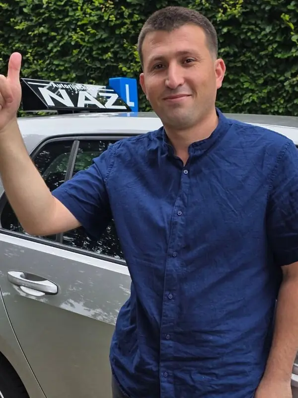 Geslaagde leerling van Autorijschool NAZ bij de lesauto