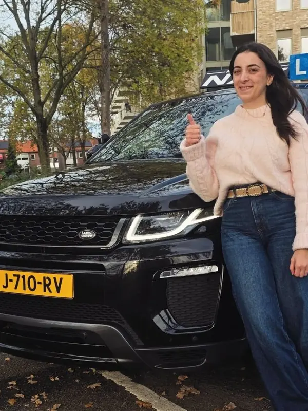 Geslaagde leerling van Autorijschool NAZ bij de lesauto