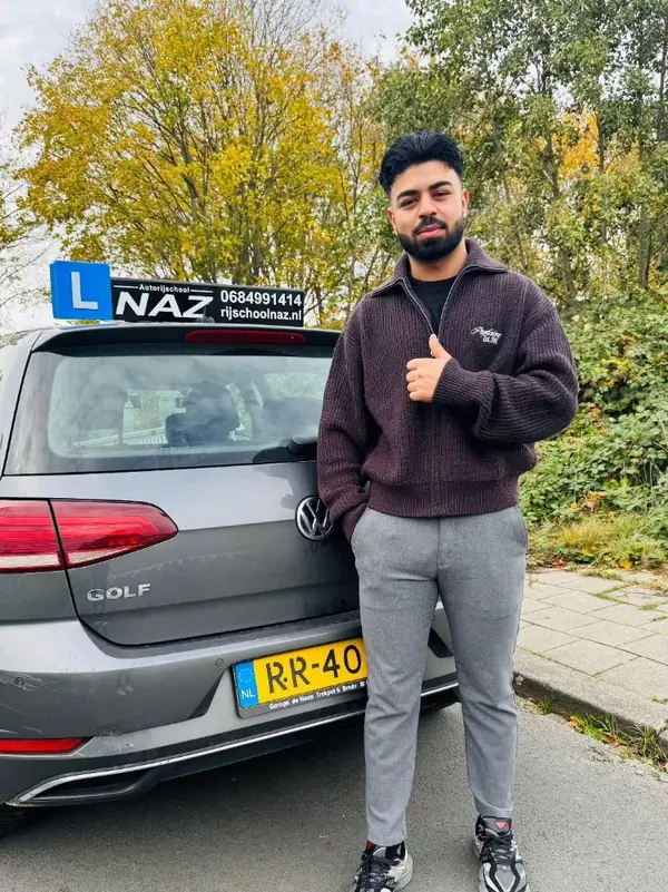 Geslaagde leerling van Autorijschool NAZ bij de lesauto