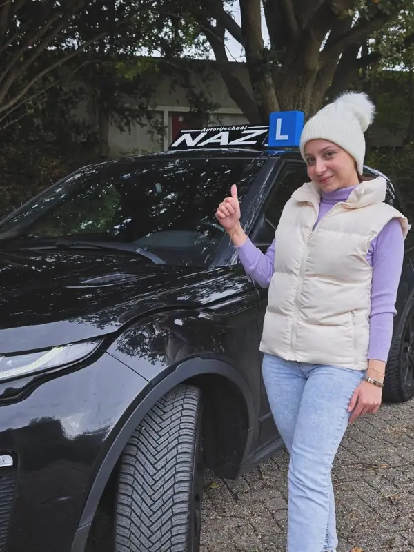 Geslaagde leerling van Autorijschool NAZ bij de lesauto