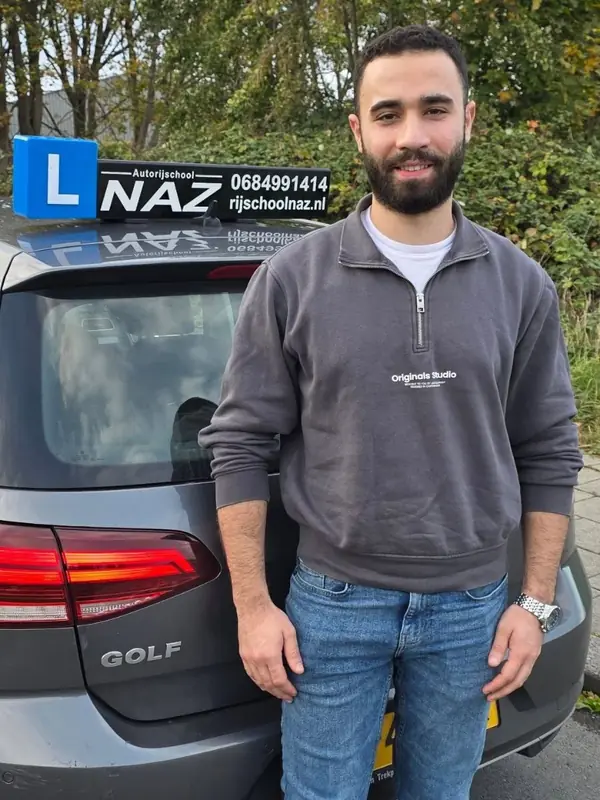 Geslaagde leerling van Autorijschool NAZ bij de lesauto