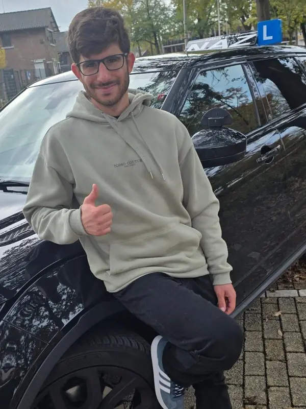 Geslaagde leerling van Autorijschool NAZ bij de lesauto
