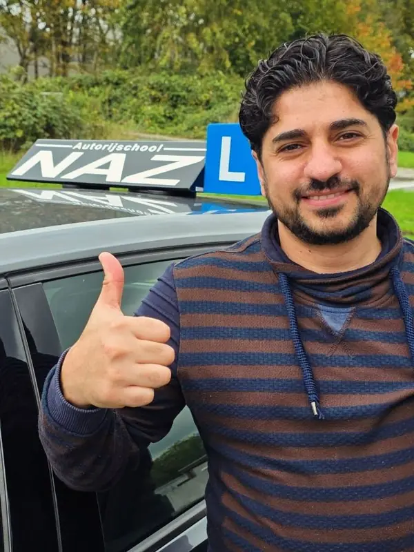 Geslaagde leerling van Autorijschool NAZ bij de lesauto