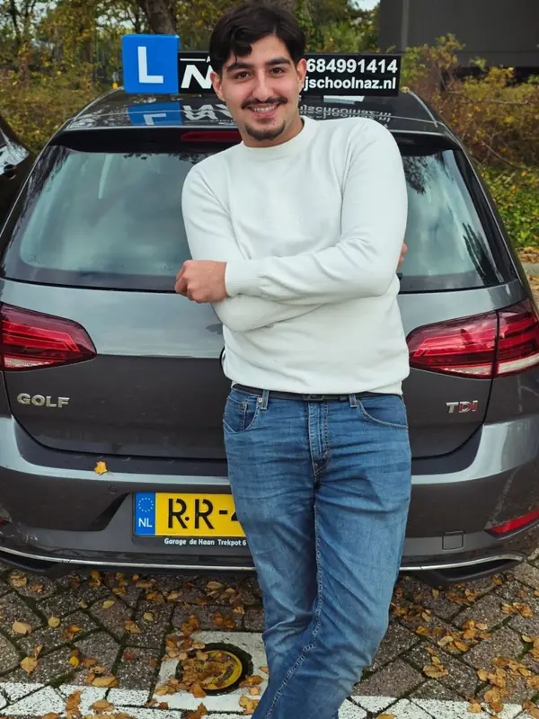 Geslaagde leerling van Autorijschool NAZ bij de lesauto